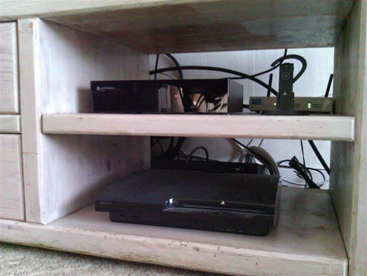 Musikanlæg Dali NAD stueanlæg. - PS3 Slim, Motorola TVboks, Trådløs router, 16stiks switch, PS3 headset, og kabler :/ billede 15