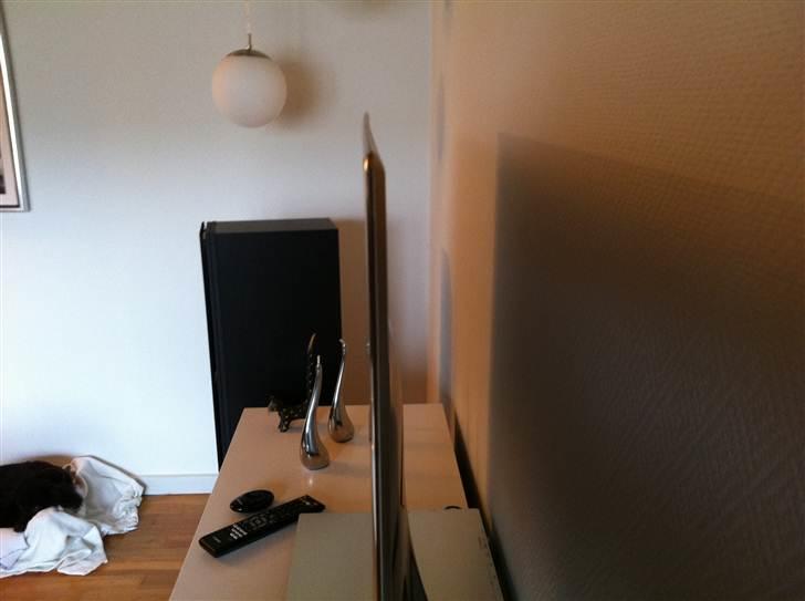 Hjemmebiograf Solgt....Yamaha-Vienna-Optoma-82" Opera - så tykt kan det også gøres 7.8mm højtaler indbygget i fod,  ikke den bedste lyd bruger ARC billede 7