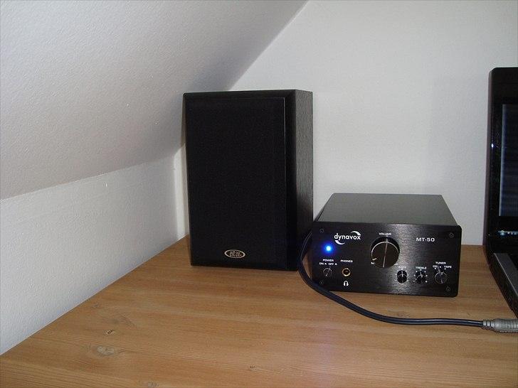 Computeranlæg [Dynavox & Millenium] - Venstre side med det lille kraftværk og venstre højttaler.. billede 10