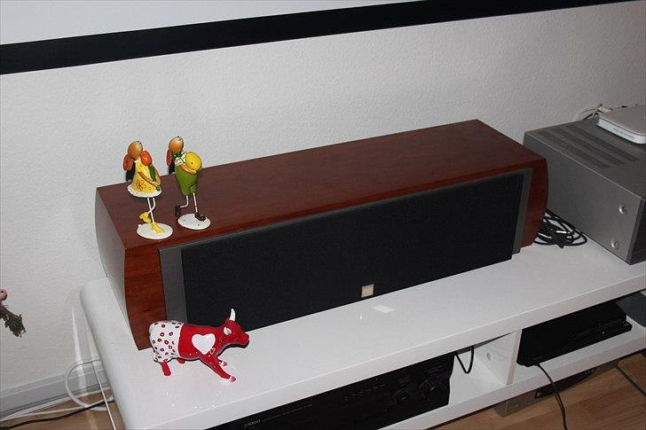 Hjemmebiograf Dali Mentor, NAD - Hurtigt billede af centeren, den er kirsebær som resten, selvom det dog ligner rosentræ :) billede 2