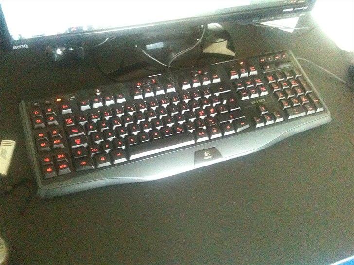 Hjemmebiograf B&W - Denon - NAD - Bio 2.0 - Logitech G110 tastatur, her med rødt lys billede 13