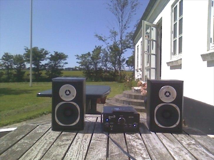 Computeranlæg [Dynavox & Millenium] - 5 minutters arbejde, så har man et anlæg på en solbeskinnet terrasse. En kold i hånden og venter på gutterne :) billede 15
