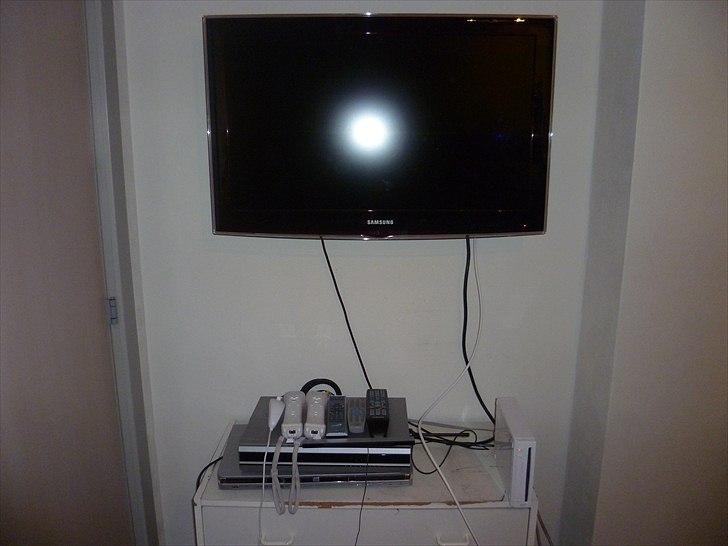 Computeranlæg Computeranlæg (Musikanlæg) - Fjernbetjeninger:
Fra venstre mod højere: Wii nunchuck, Wii remote, Wii remote, DVB tuner/Boxer modtager, DVD, fjernsyn billede 9