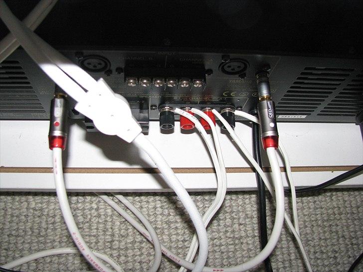 Musikanlæg Cerwin Vega DC15 & Yamaha - Bagsiden af forstærkerne & kabler. billede 8