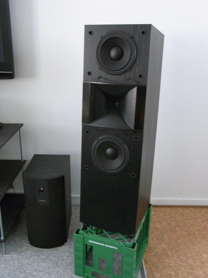 Hjemmebiograf Pioneer + JBL - Fronten igen, uden tøj, mælke kassen er for at få en fornuftig højde. billede 3