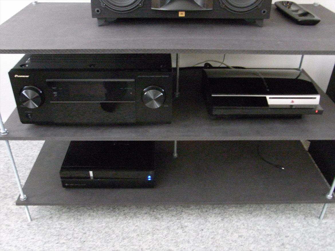 Hjemmebiograf Pioneer + JBL - Forstærker, PS3 og computeren på et hjemme bikset tv bord, en nem og hurtig løsning. billede 6