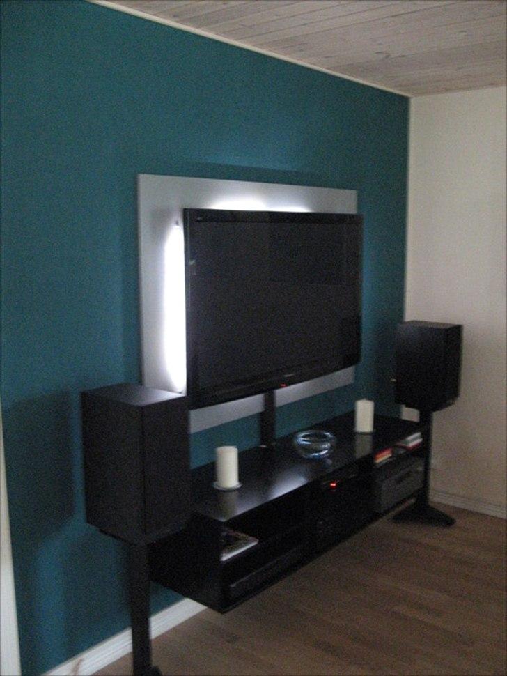 Hjemmebiograf NAD - Dali - Panasonic. - Hvid led lys bag tv fra Ikea. billede 9