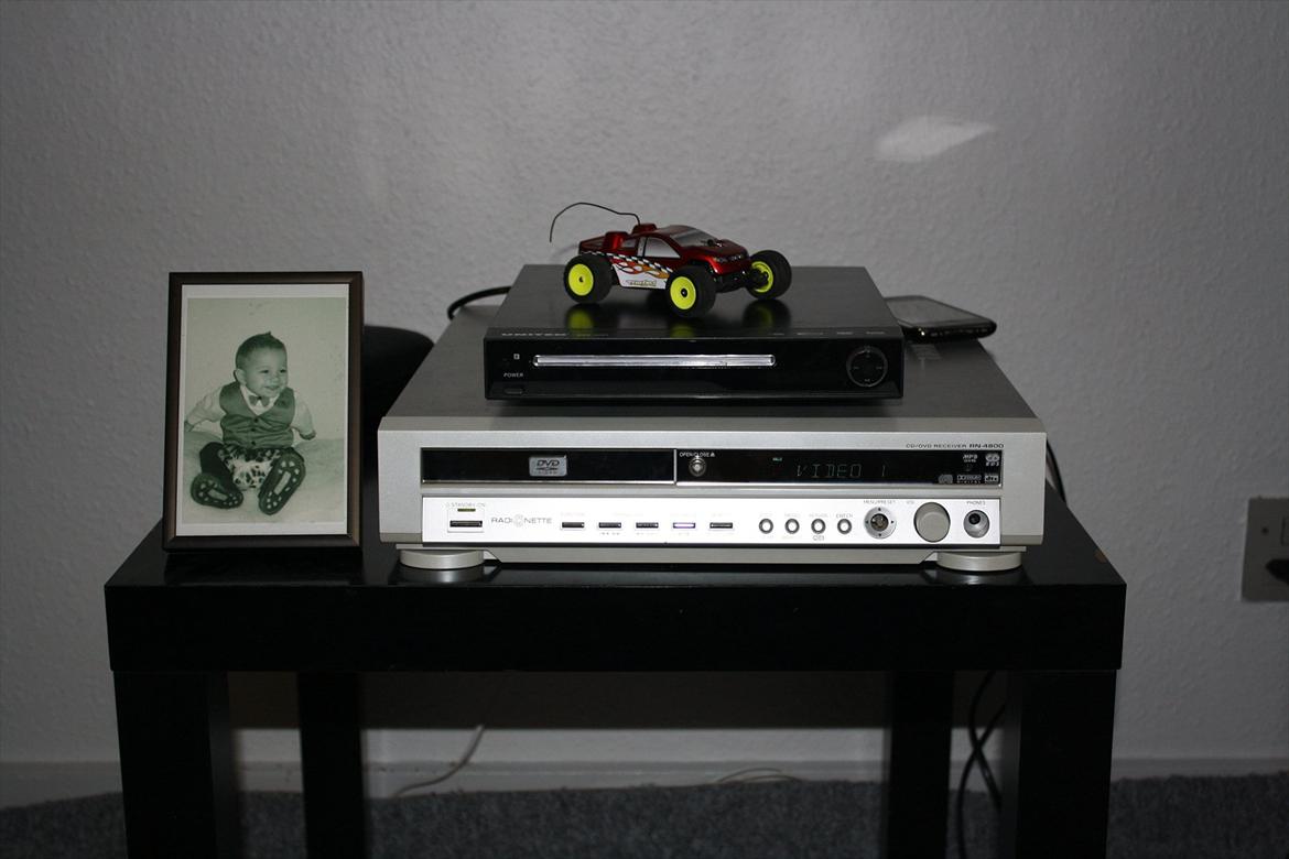 Musikanlæg radionette-jbl. - forstærker-dvd(vis tv kommer til) og min nevø billede 2