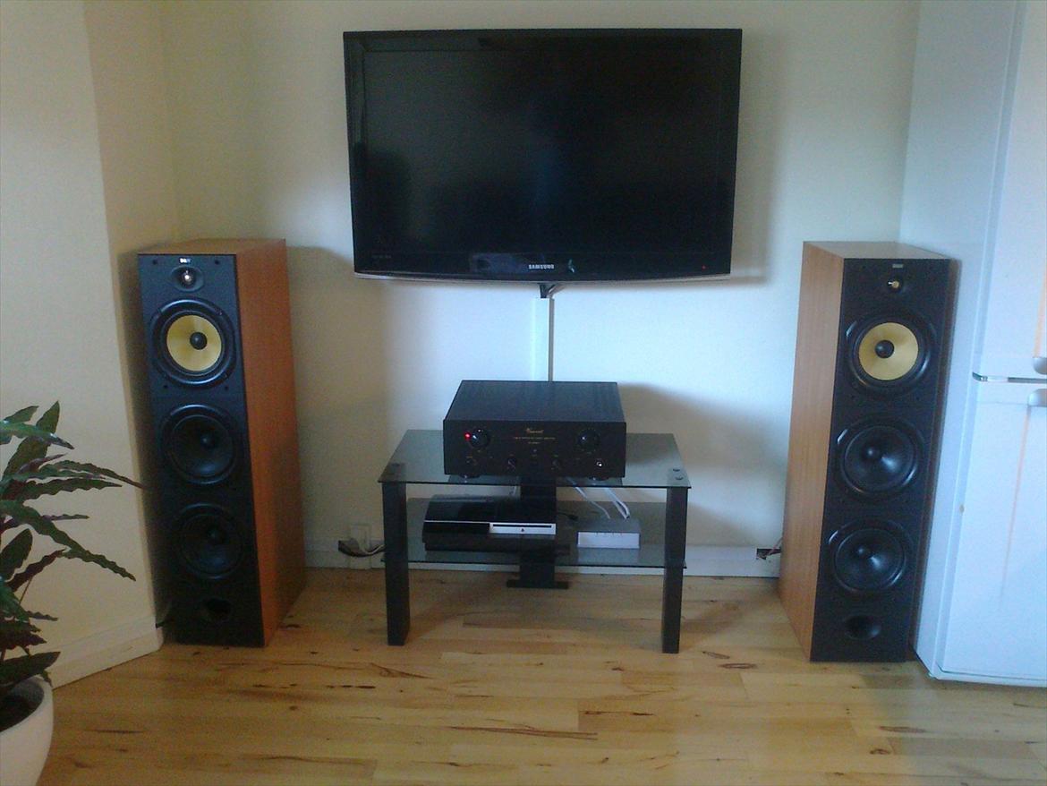 Musikanlæg B&W & Vincent - Kunne godt tænke mig lidt mere afstand mellem højtalerne, men som i kan se kniber det lidt :-). Er ellers glad for at basportene sidder foran. billede 2