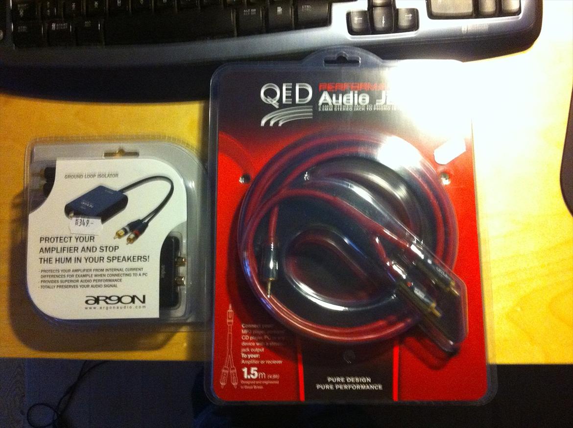 Computeranlæg SA/Onkyo  - Så kom der et QED kabel på, da jeg døjer med støj/knas på linierne, hence den GLI fra Argon.. Den hjalp dog ikke, så næste skridt er en D/A konverter. billede 8