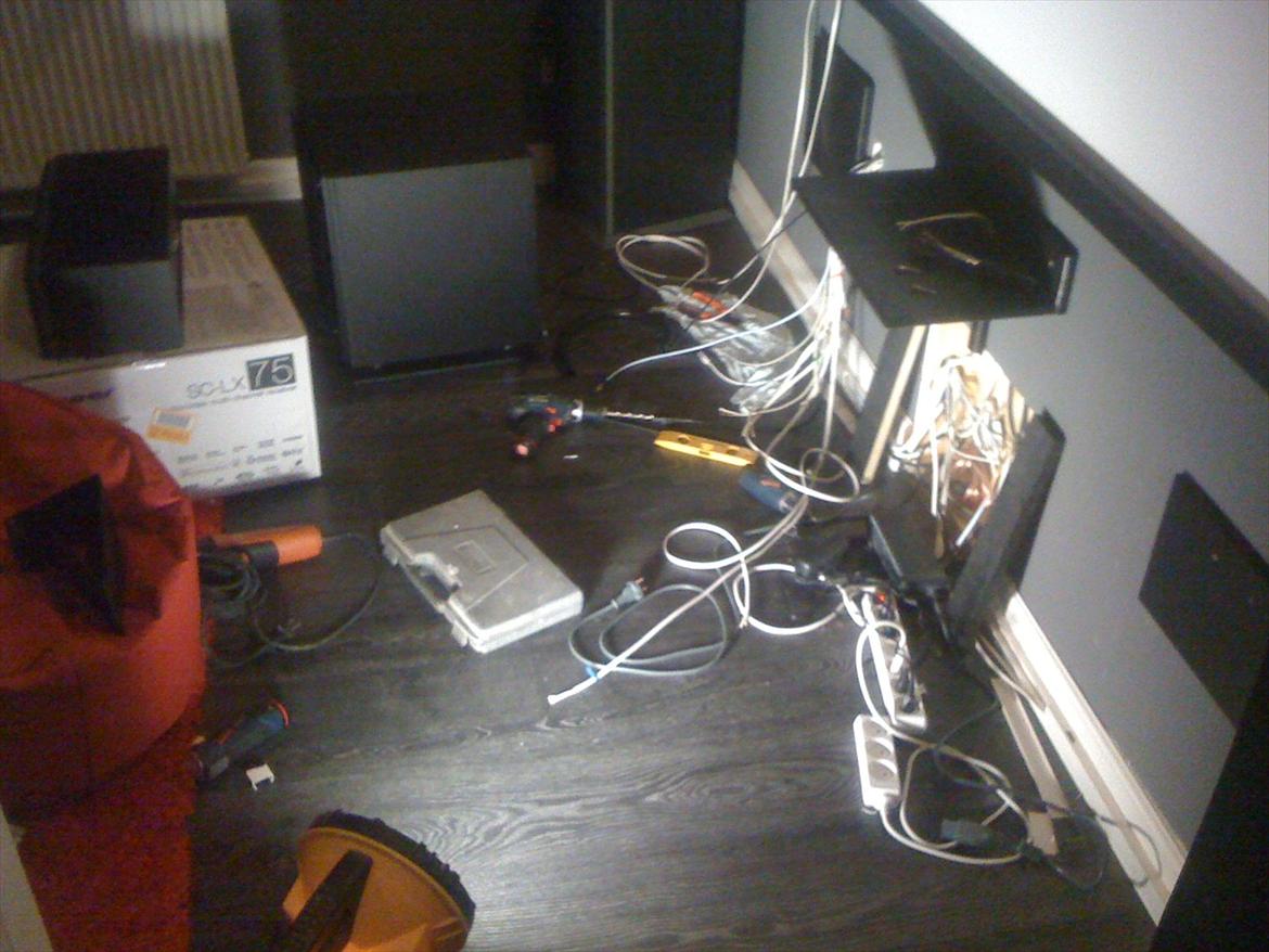 Hjemmebiograf Kedde´s Kino - Kabel kaos (hader synlige kabler) billede 4