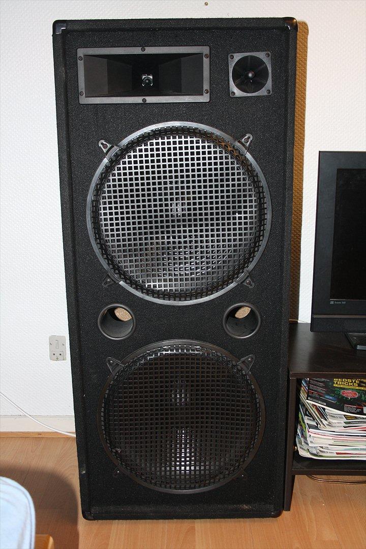 Computeranlæg værelse setup. - den ene højtaler  billede 2