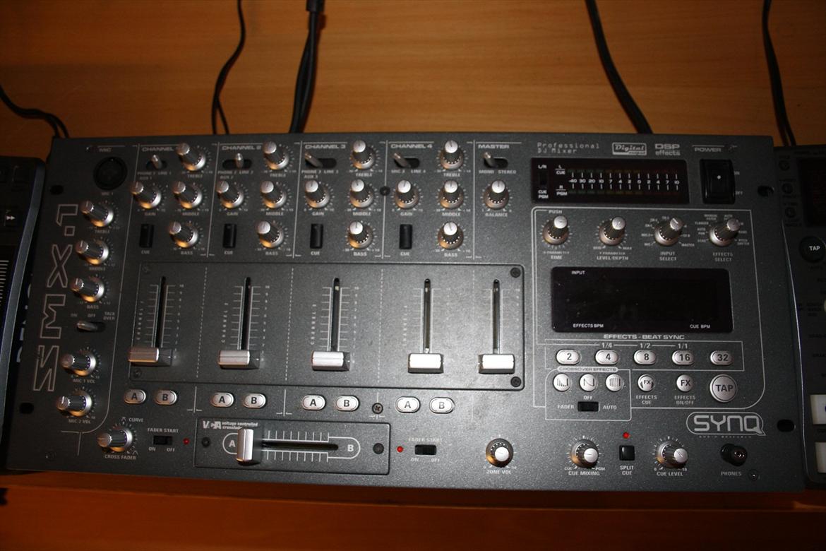 Computeranlæg værelse setup. - SYNQ smx set fra oven  billede 11