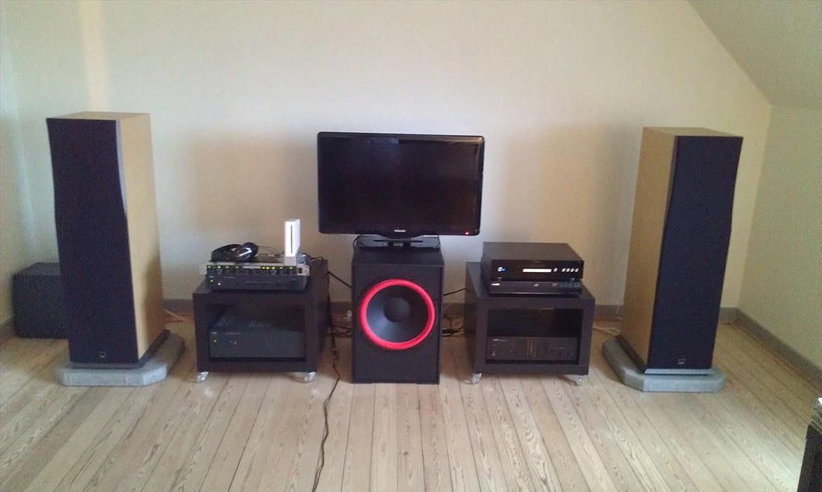 Musikanlæg Dali, NAD, CV + andet - fjernsynet er lånt!!
og kassen helt til venstre bagved højtaleren, det er en Hertz 10" bandpass sub.....den er også koblet til NAD c270.....bare fordi jeg lige havde den til at stå..... billede 1