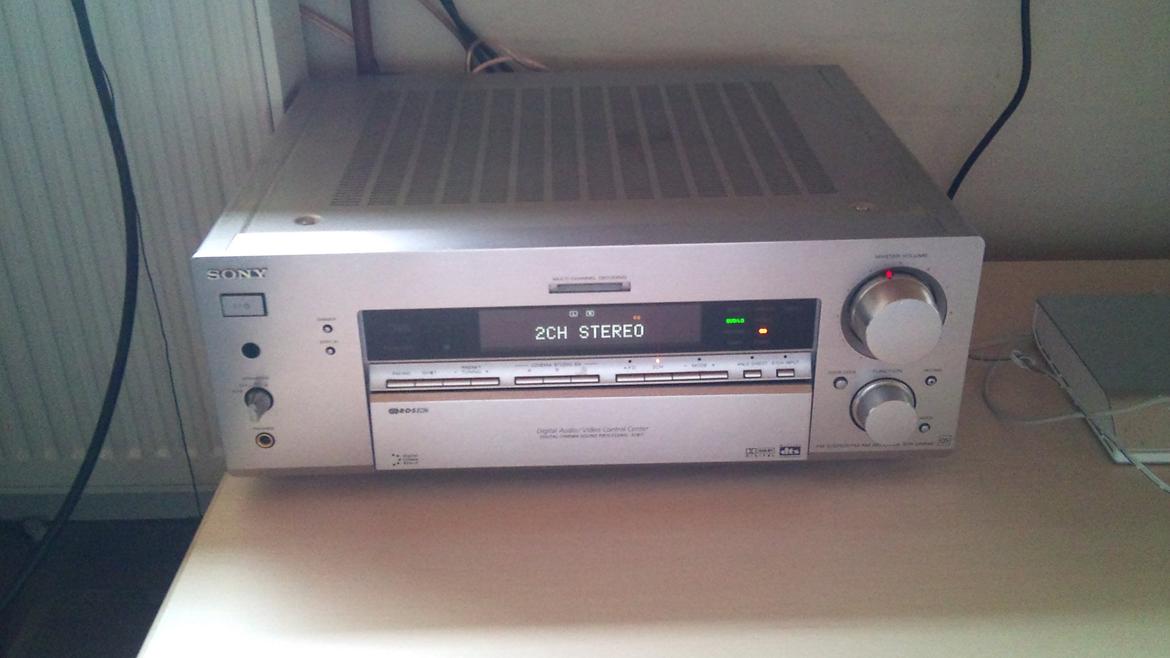 Musikanlæg Cerwin vega Clsc 12"  - Fin forstærker til små 200 kr, godt lydbillede og trækker den vega`erne rimelig godt, blev før brugt til subforstærker, trak en boxter på 2000 watt rms, selv om den kun gir 200 watt brokoblet, kunne den fint trække den til det begyndte at ryste i sofaen o billede 2