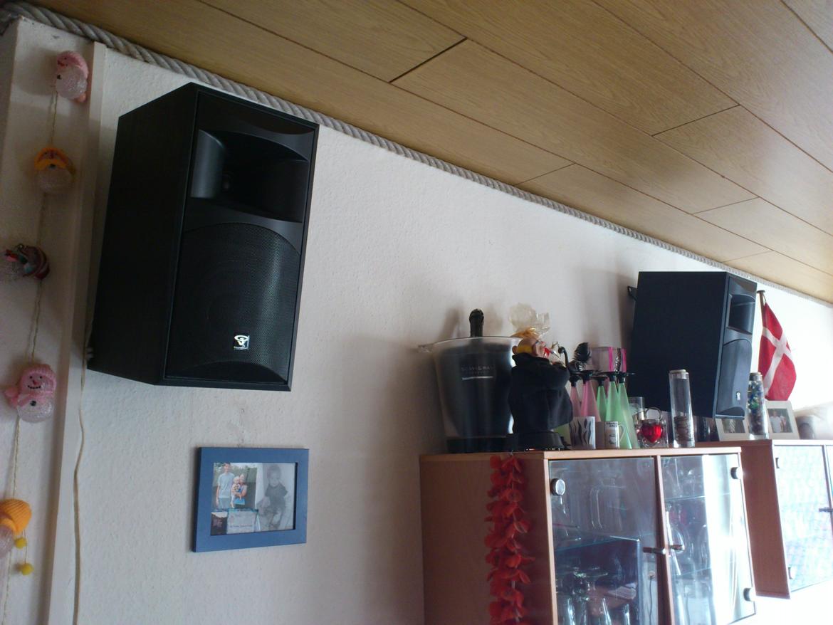 Hjemmebiograf 7.2 cerwin vega cls & denon(gamle setup) - 
Venstre side af min stue, hvor de 2 cerwin vega cls-6 side højtaler er..
 billede 16