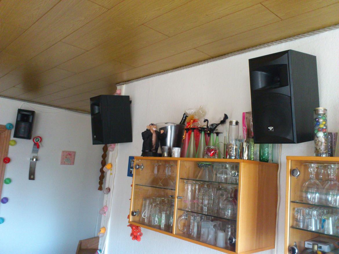 Hjemmebiograf 7.2 cerwin vega cls & denon(gamle setup) - Venstre side af min stue, hvor de 2 cerwin vega cls-6 side højtaler er og Xls-6 i bag grunden.. billede 17