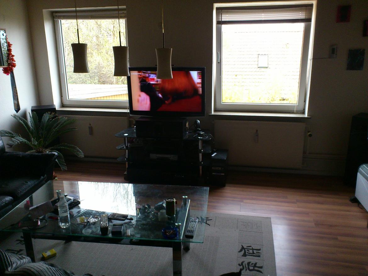 Hjemmebiograf 7.2 cerwin vega cls & denon(gamle setup) - fronten af min stue, hvor de 2 cerwin vega cls 10 er ude i hver side og tv bordet står i midten:-) billede 11