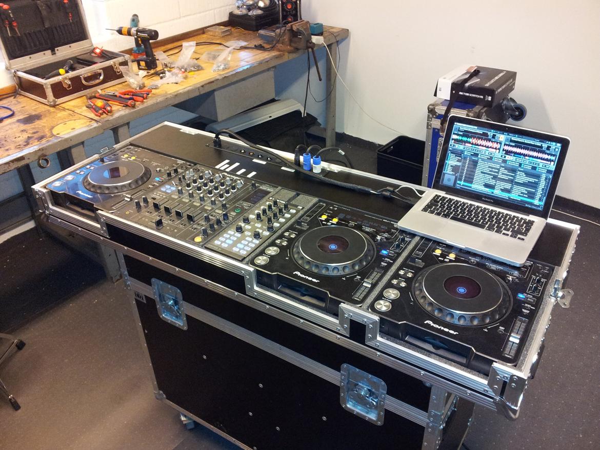 Diskoteksanlæg Play-2 Lyd & Lys(22/2-2013) - Ældre maskiner, som har fået nyt liv.
Her der det 3x CDJ 1000mk3, 1x DJM 800, X1 og traktor box bygget i en pult. billede 15