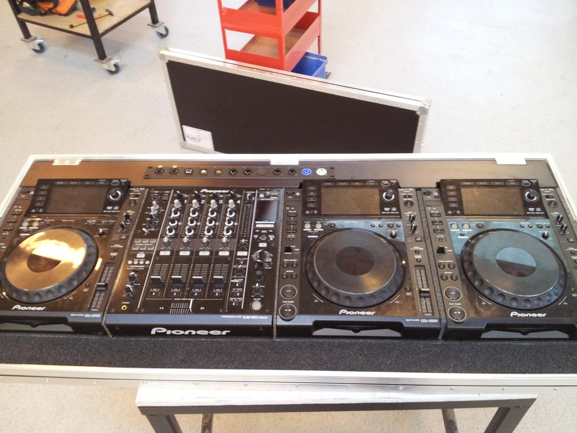 Diskoteksanlæg Play-2 Lyd & Lys(22/2-2013) - Det nyeste inde fpr pioneer pulte.
1x DJM 900 + 3x CDJ 2000 billede 16