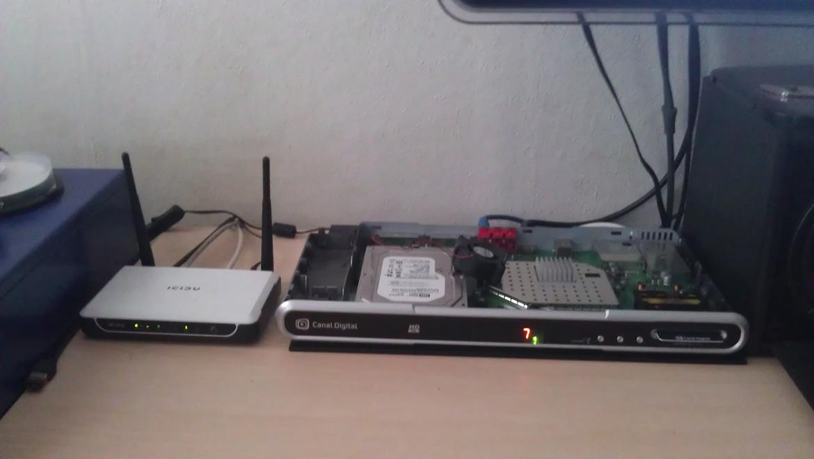 Hjemmebiograf Min stue bio - Ja ved godt låget på min parabol modtager mangler, men selv chippen der afkoder billedet bliver giga varm, så den skal køles med blæser billede 3