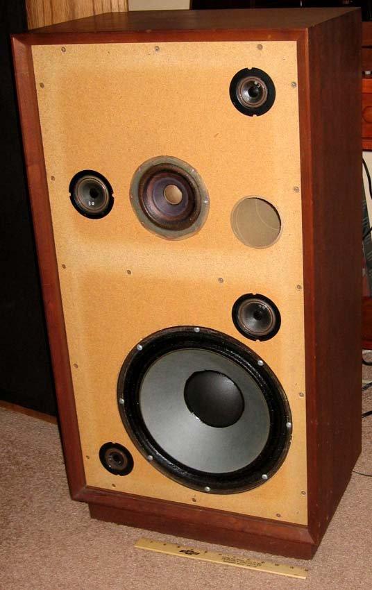 Musikanlæg "Old School HiFi" - Rectiliniar uden tøj. Den er en 4 vejs højtaler med et 3 vejs filter...den 4. deling sker i enhederne. 12" bassen er en special enhed med en liniær slaglængde på en tomme(det står der). Mellemtonen er en Philips fuldtone med stof ophæng. Diskanterne 2stk  billede 6