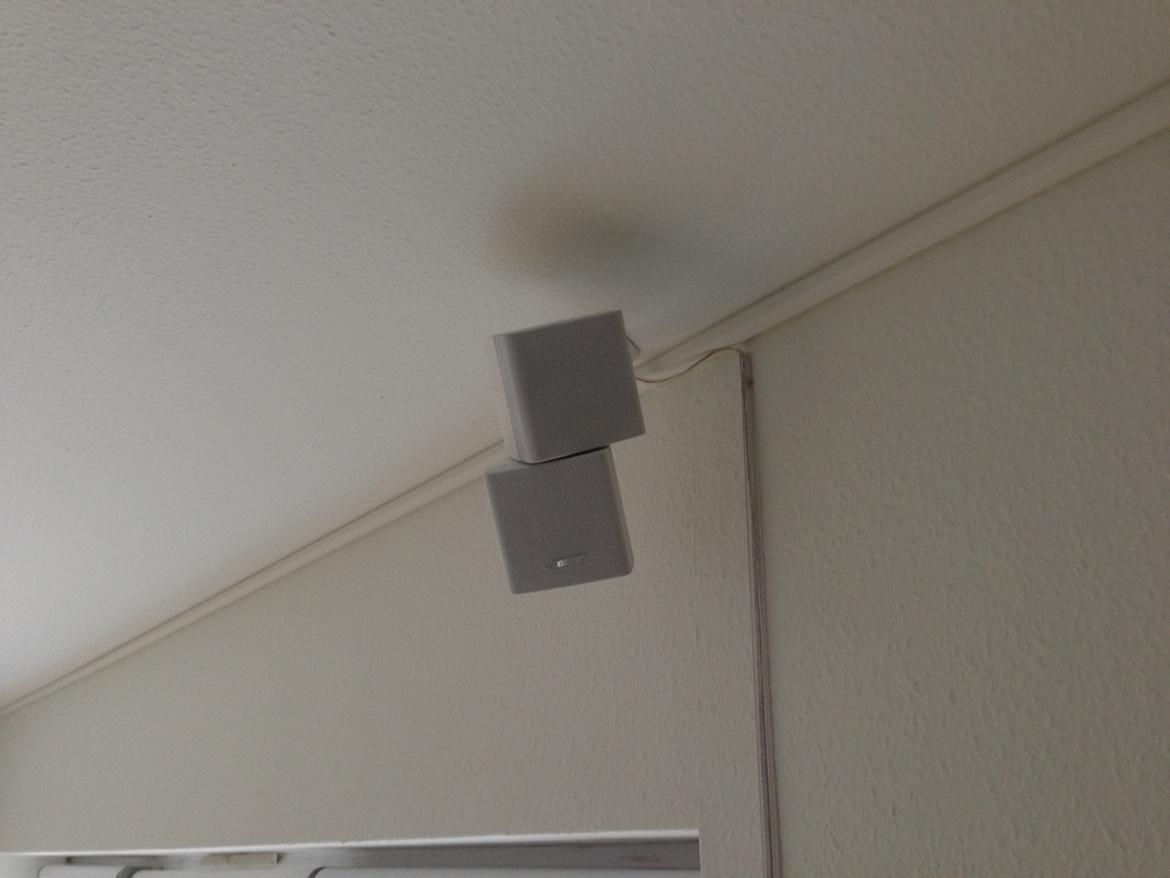 Hjemmebiograf 80" sharp + bose+ b&o - baghøjtalerene hænger ned fra loftet billede 4