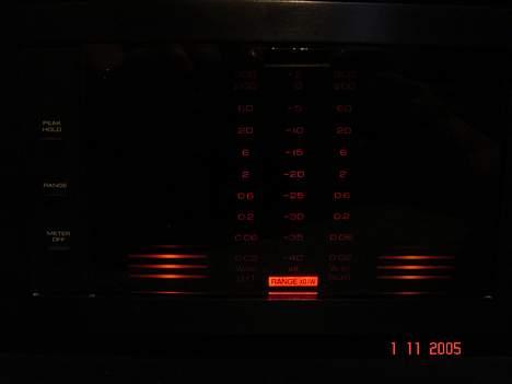 Musikanlæg Yamaha / andre mærker - Billede af natten så man bedere kan se displayet på min forstærker billede 3
