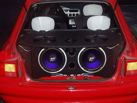 Bilstereo Boss audiosystem i Escort billede 1