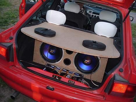 Bilstereo Boss audiosystem i Escort - Endelig færdig med kabinet og hattehylle billede 2