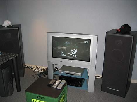 Musikanlæg Denon + Cerwin Vega - - Fjernsynet, Cerwin Vega´en, Forstærkeren og DVD´er set forfra. Niiice bord ik ;) billede 1