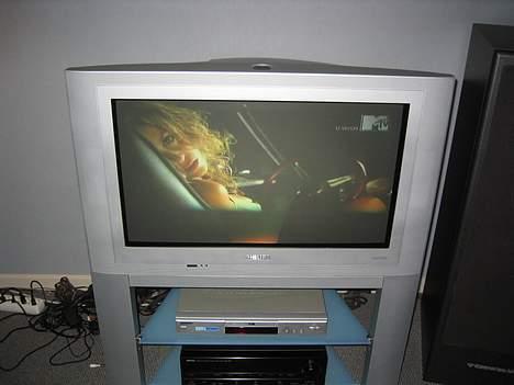 Musikanlæg Denon + Cerwin Vega - - Niiice Tv, er fandme glad for det. Har os kostet knaster med det originale bord :) billede 2