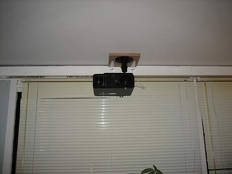 Hjemmebiograf 105" Projektor + Yamaha - Projektoren hænger oppe under loftet.  Beslaget skulle males hvidt, men det er ikke blevet til noget endnu.... billede 9