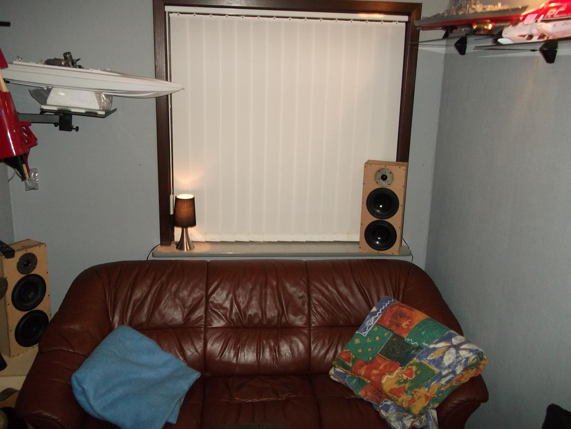 Hjemmebiograf Min lille stue (et værrelse på max 2.4x3.4m) - mit lille film værrelse, her ser man lidt RC ting og mine hjemmebygget baghøjttalere og den dejlige sofa hvor man nu engang imellem dajser hen :P billede 2
