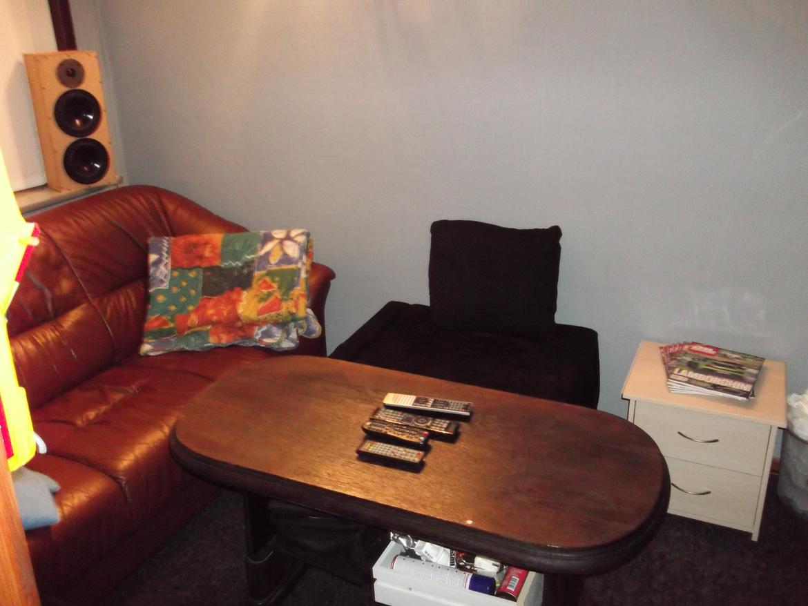 Hjemmebiograf Min lille stue (et værrelse på max 2.4x3.4m) - her kan man se bordet og at der er en hynde ved vægen som gæster kan sidde ved, det samme gælder den anden side af vægen.. billede 6