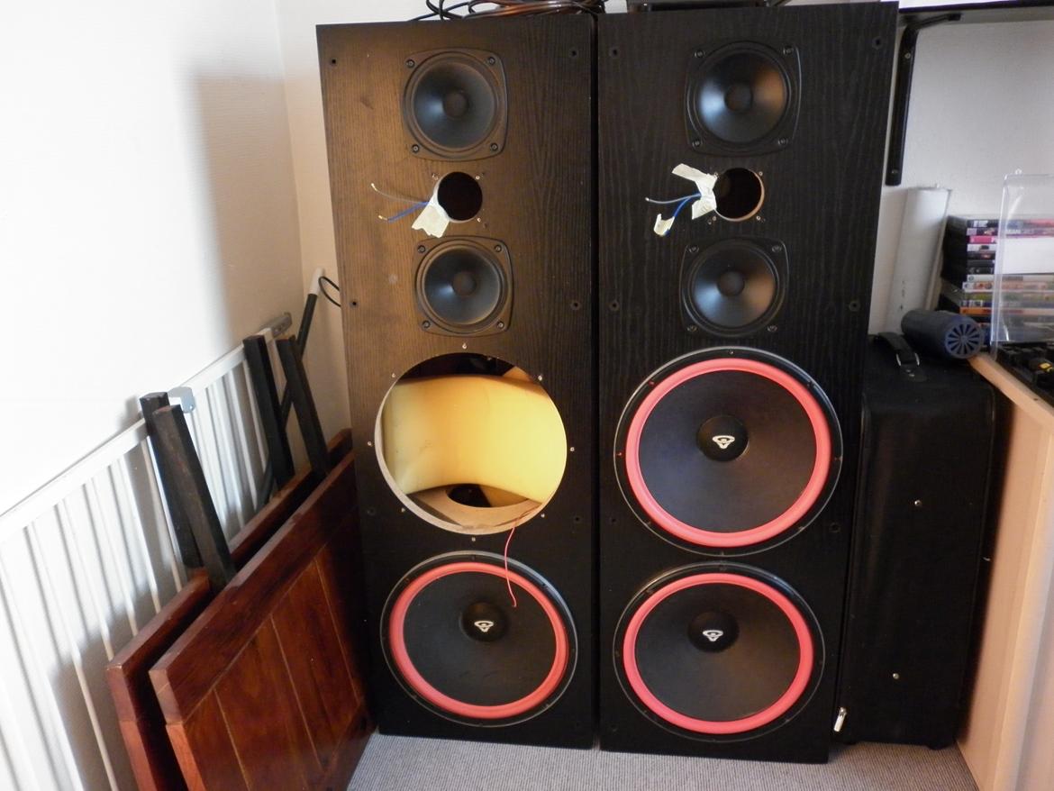Musikanlæg Dc1515 - Nad 218 - Harman Kardon - Baghøjttalerne. Skal lige ha et par diskanter i dem.
Bassen har jeg. den var bare lige taget ud, da billedet blev taget billede 8