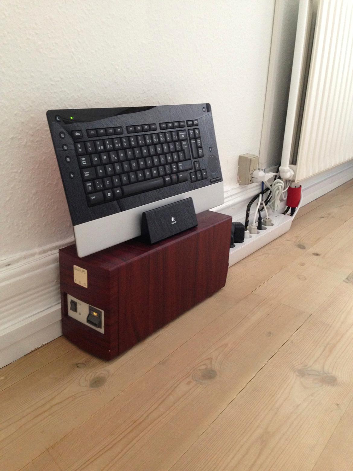 Hjemmebiograf Ren Nad og Dali hjemmebio. - Hvad der gemmer sig bag sofaen. (Den brune box er min UPS der redder min pære når der er strømsvigt). billede 16