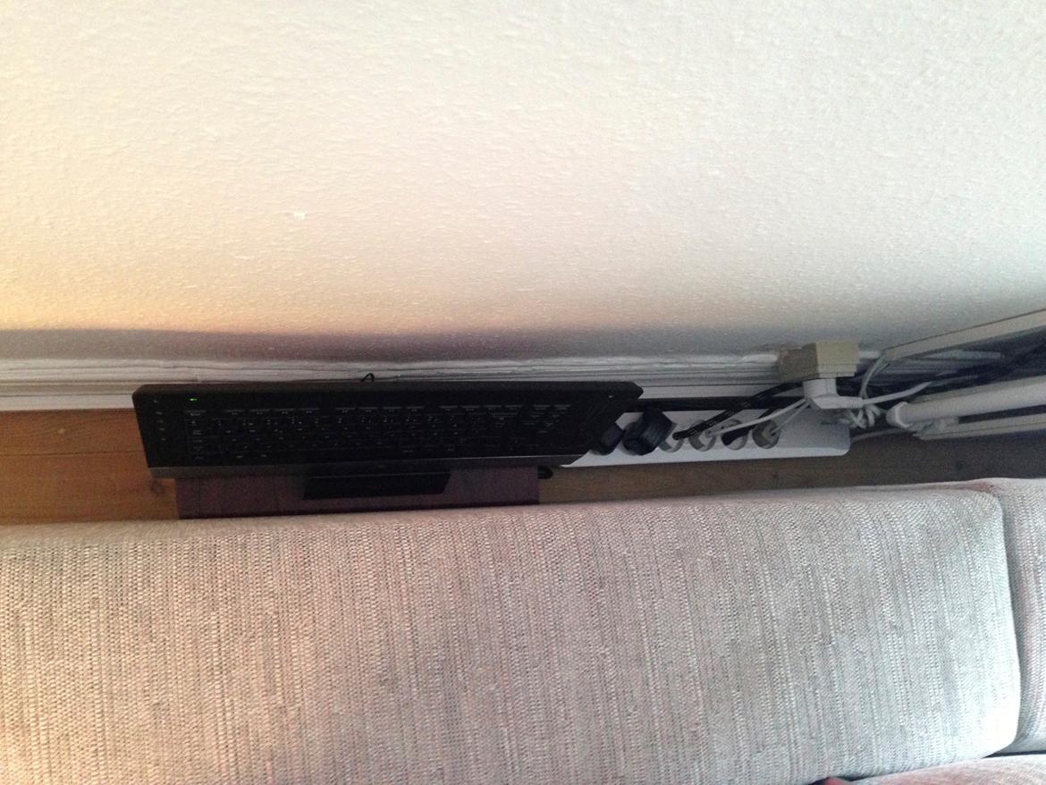 Hjemmebiograf Ren Nad og Dali hjemmebio. - Hvad der gemmer sig bag sofaen. (Den brune box er min UPS der redder min pære når der er strømsvigt). billede 15