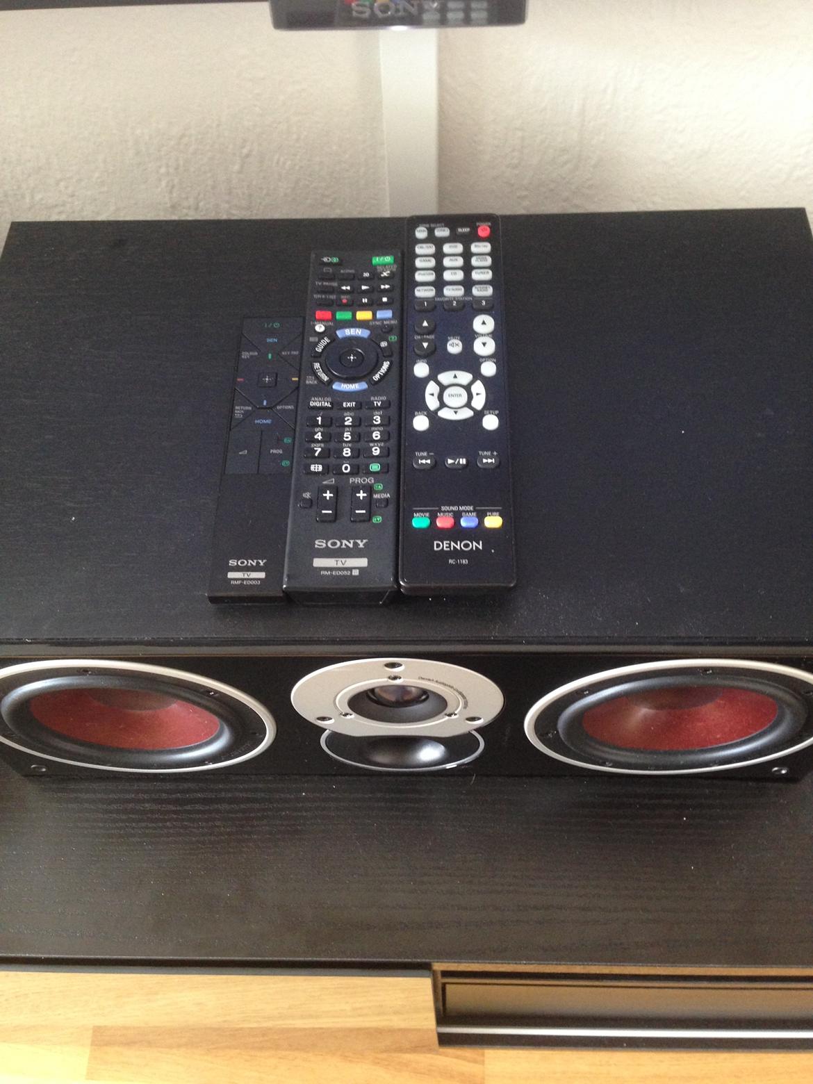 Hjemmebiograf Denon AVR, Dali Zensor, Sony 55" og HMPC - Sony vedsender hele to fjernbetjeninger. En lille handy og en "fuld". billede 9
