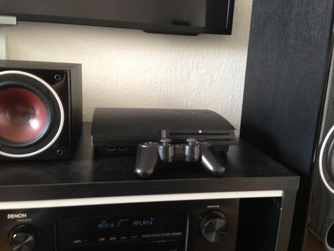 Hjemmebiograf Denon AVR, Dali Zensor, Sony 55" og HMPC - Gode gamle PS3. Vi må se om den kan risikere at blive erstatte af PS4'eren på et tidspunkt. billede 12
