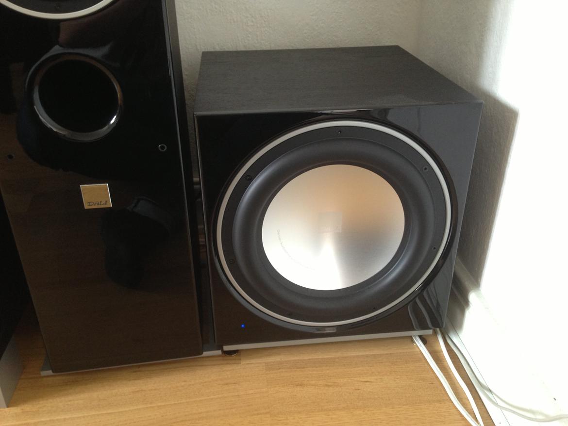 Hjemmebiograf Denon AVR, Dali Zensor, Sony 55" og HMPC - Dali SUB E-12 F. Måske lige voldsom nok til min lille lejlighed,, men man flytter nok til noget større en dag :) billede 5