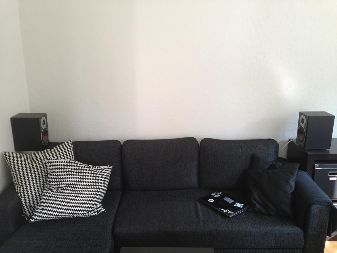 Hjemmebiograf Denon AVR, Dali Zensor, Sony 55" og HMPC - Har haft meget svært ved placeringen af baghøjtalerne, men er indtil videre nået til hvad jeg føler den bedst løsning. billede 6