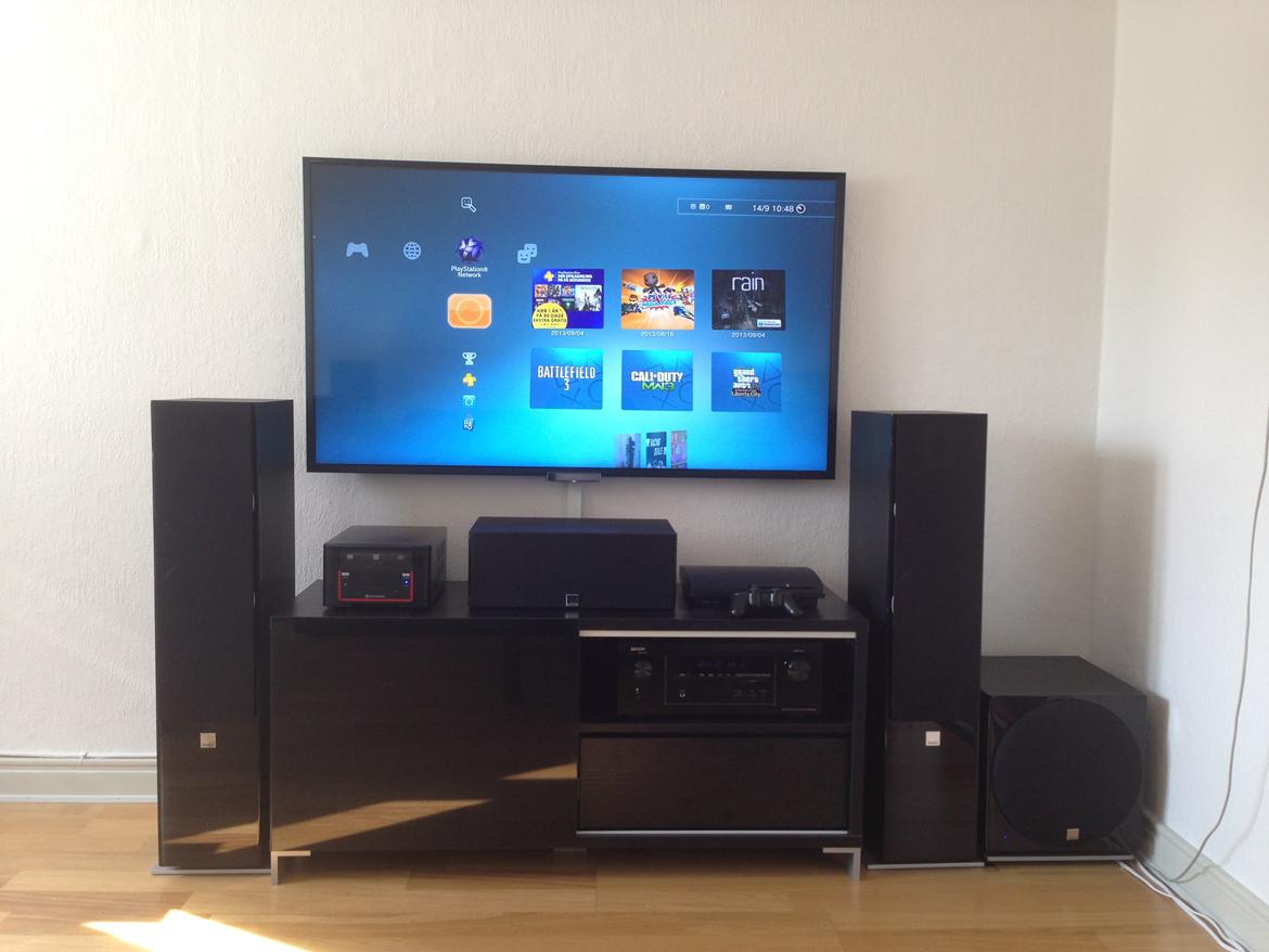 Hjemmebiograf Denon AVR, Dali Zensor, Sony 55" og HMPC - Synes det er pænere uden stoffet så man kan se enhederne, men i skulle selvfølgelig også lige have lov til at se dem med.  billede 2