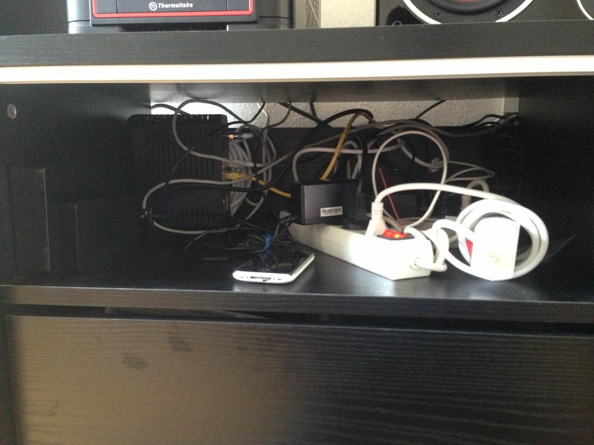 Hjemmebiograf Denon AVR, Dali Zensor, Sony 55" og HMPC - Har dedikeret en hylde til at samle alle ledninger og harddiske osv. Både for ikke at have det til at fylde bag møblet, men så tillader det også en noget nemmere adgang., og det hele er gemt væk bag glaspladen. Ret lækker løsning synes jeg. billede 13