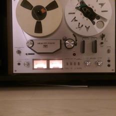 Musikanlæg lidt af mine sager i stuen.
