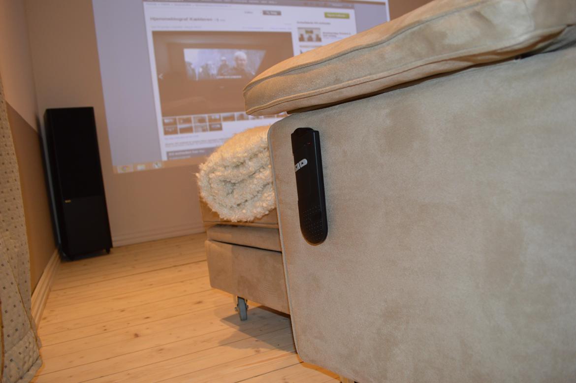 Hjemmebiograf Kælderen :-) - DEn vigtige fjernbetjening til sofaen :-) billede 17