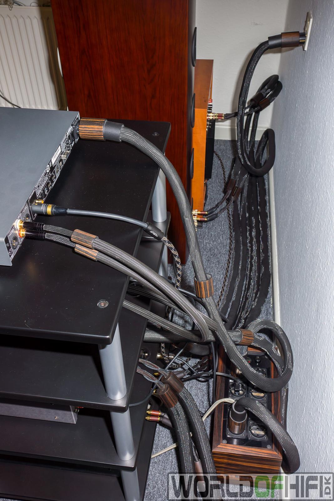 Musikanlæg SAE/NAD på Dali højttalere - Et smukt syn af de store kabler fra Harbinger Audio og ikke mindst den forvoksede 10kg tunge stikdåse. :-) billede 14
