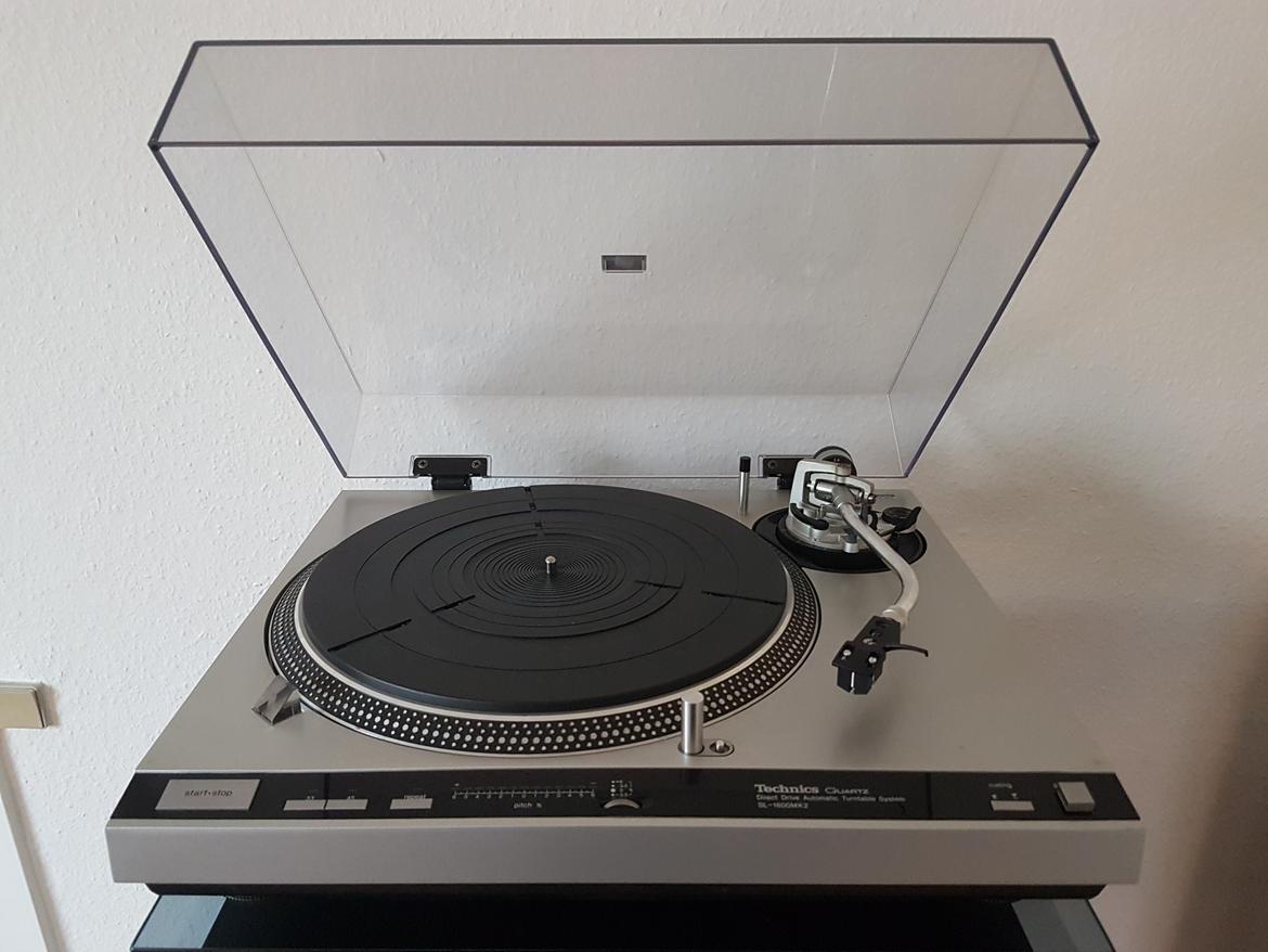 Musikanlæg #SOLGT# Yamaha, Technics, Denon & Audiovector - Pladespilleren forfra - bemærk rillerne i plademåtten hvor sensoren opfanger lyset til registrering af pladestørrelsen billede 15