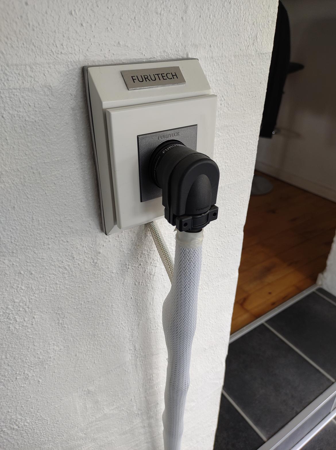 Musikanlæg Stil og passion  - Furutech wall plug med jord kobling.  billede 9