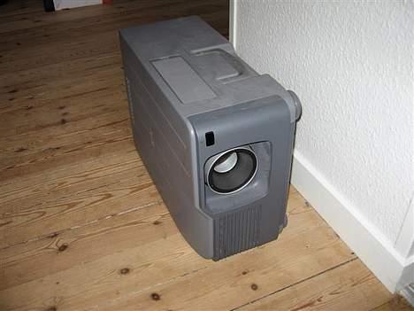 Hjemmebiograf B&W Setup - Pæren i denne store projektor skulle menes at stamme fra en gammel Scania lastbil, den i stand til at oplyse en større bygning.! billede 4